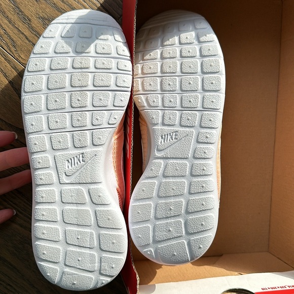 Brand new Nike Roshe One size 6Y - Picture 3 of 5